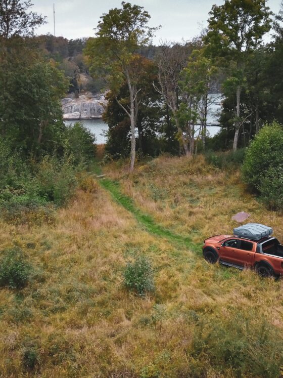 På en skogsstig i Bohuslän